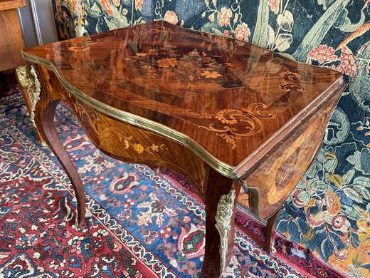 Антикварный столик в стиле Людовика XV