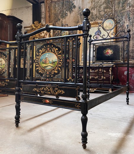 Старинные кровати в стиле Наполеона III