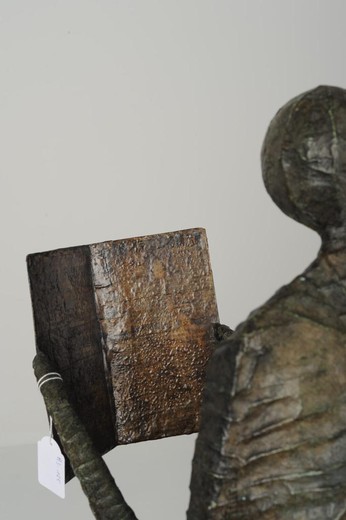 Антикварная скульптура «Читающий человек»