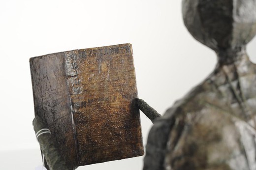 Антикварная скульптура «Читающий человек»