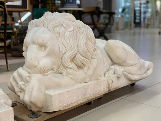 Парные мраморные скульптуры "Львы"