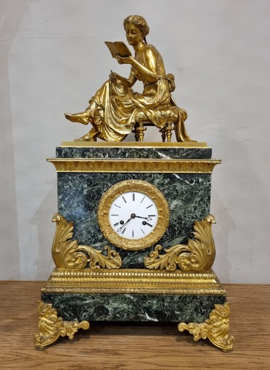 Mantel clock antique