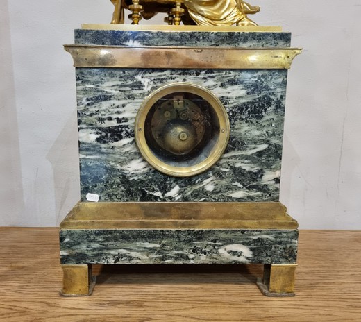 Mantel clock antique