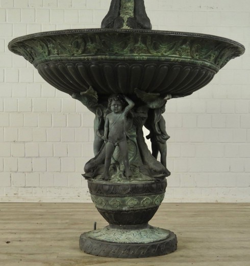 Антикварный фонтан