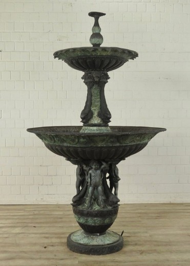 Антикварный фонтан