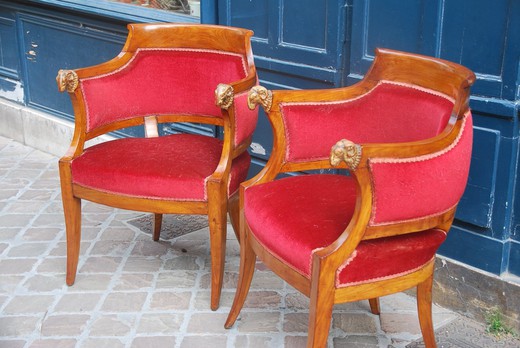 Антикварные парные кресла