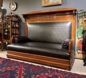 Антикварный диван с высокой спинкой