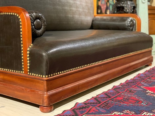 Антикварный диван с высокой спинкой