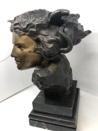 Антикварная скульптура "Голова Горгоны"