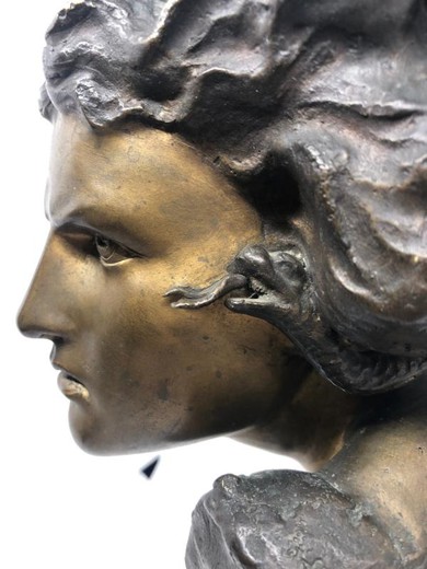 Антикварная скульптура "Голова Горгоны"