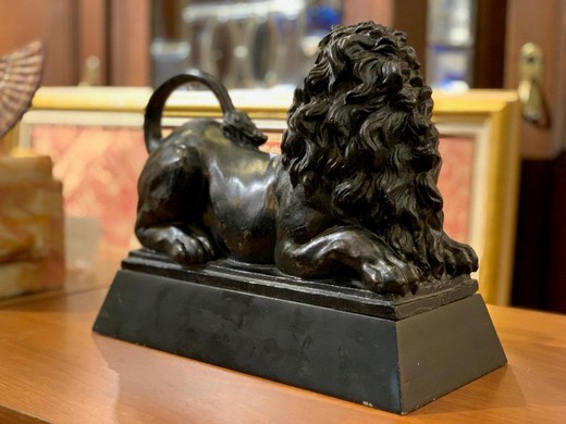 Антикварная скульптура "Лев"