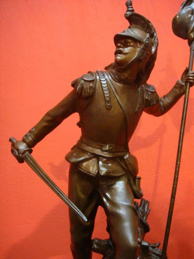 Антикварная скульптура "Сражающийся солдат"