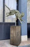 Скульптурная композиция "Бегущая кошка"