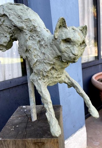 Скульптурная композиция "Бегущая кошка"