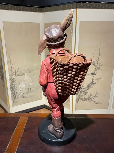 Винтажная скульптура «Заяц с корзиной»