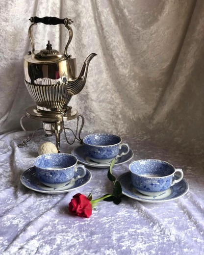 Антикварная чашка и блюдце "Blue Camilla"
