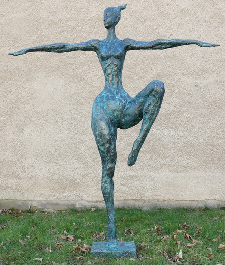 Большая садовая скульптура «Танцовщица»