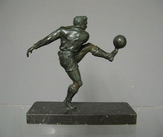 Антикварная скульптура «Футболист»