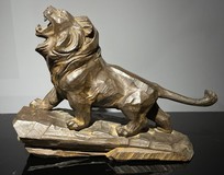 Антикварная скульптура "Лев на скале"