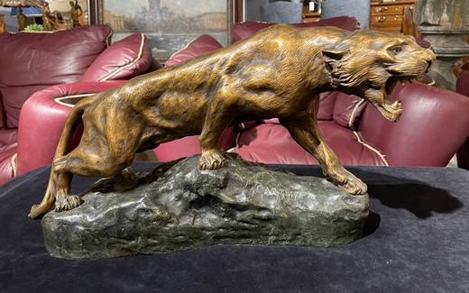 Антикварная скульптура «Тигр»