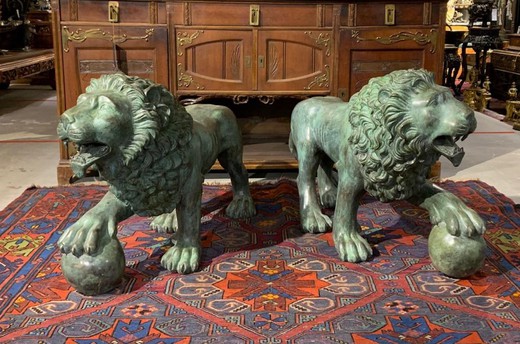 Antique pair sculptures "Lions"