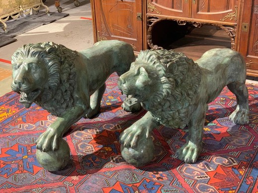 Antique pair sculptures "Lions"