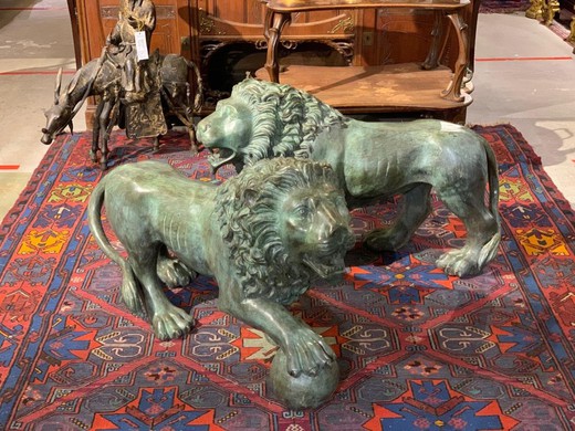 Antique pair sculptures "Lions"