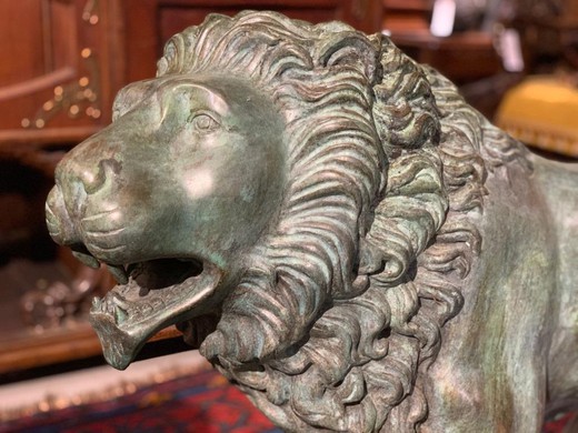 Antique pair sculptures "Lions"