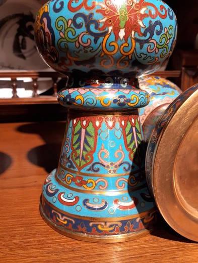 Антикварные вазы в технике клуазоне.