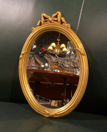 Небольшое антикварное зеркало