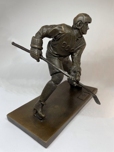 Скульптура «Хоккеист-нападающий»