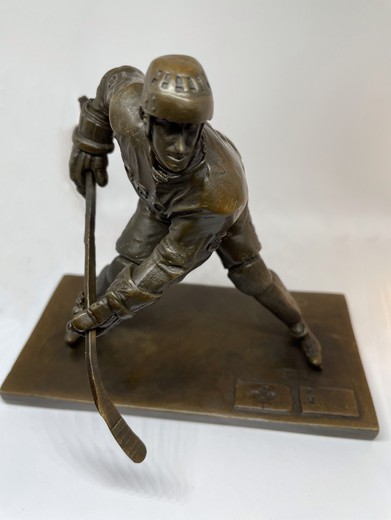 Sculpture "Hockey player-striker"