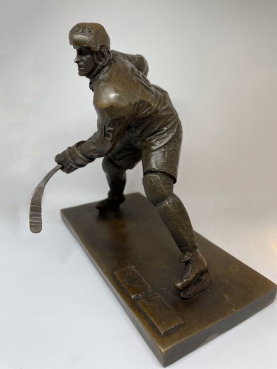 Скульптура «Хоккеист-нападающий»