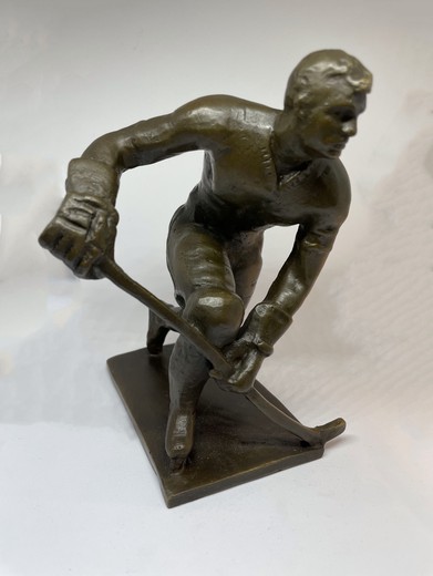Sculpture "Hockey player"