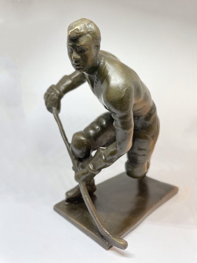 Скульптура «Хоккеист»