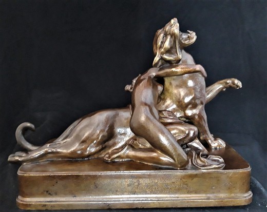 Антикварная скульптура «Девушка и львица»