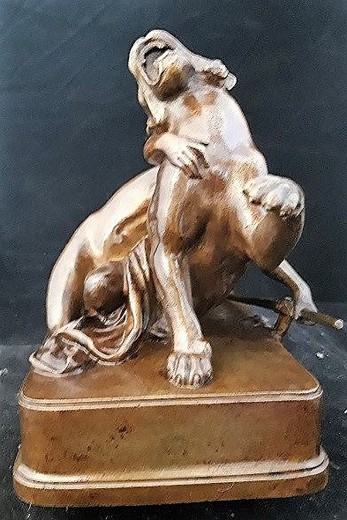 Антикварная скульптура «Девушка и львица»