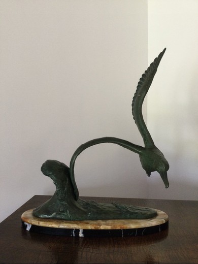 Антикварная скульптура «Чайка»