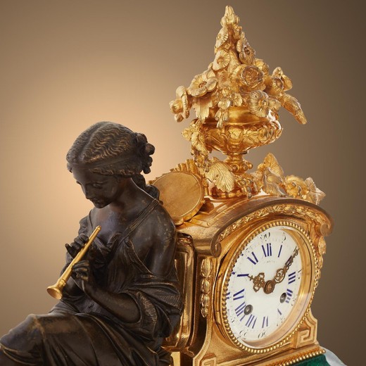 Антикварные часы в стиле Людовика XVI