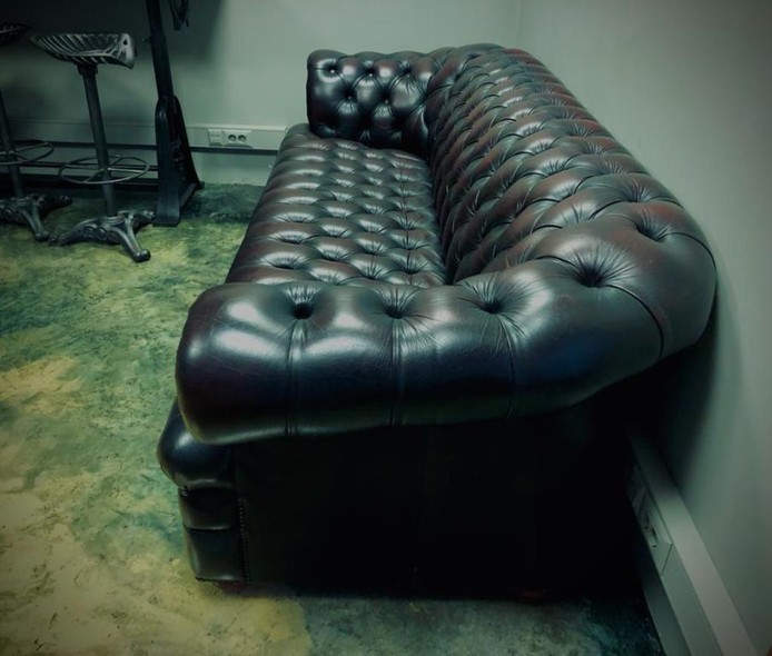 Антикварный диван честерфилд