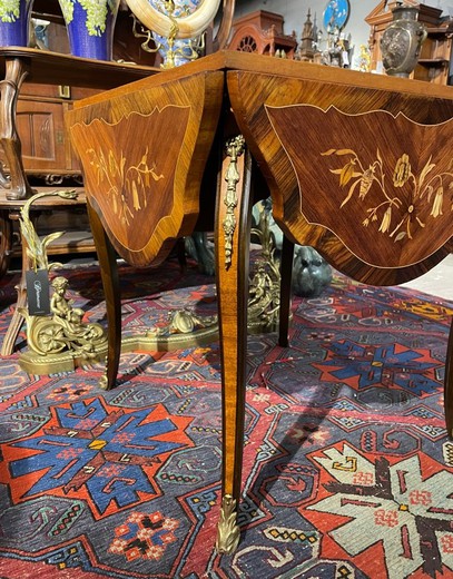 Антикварный столик с откидными боковинами
