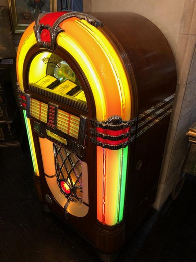 Vintage jukebox "Wurlitzer 1015 One More Time"