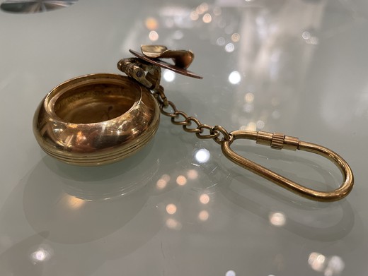 Antique ashtray keychain