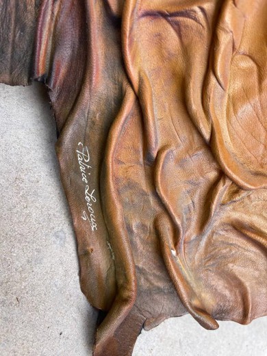 Скульптура из кожи "Женщина"