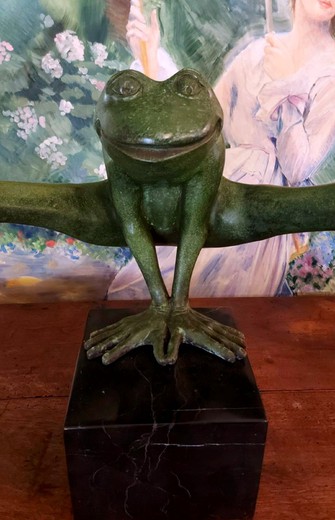 Антикварная скульптура «Лягушка-гимнаст»