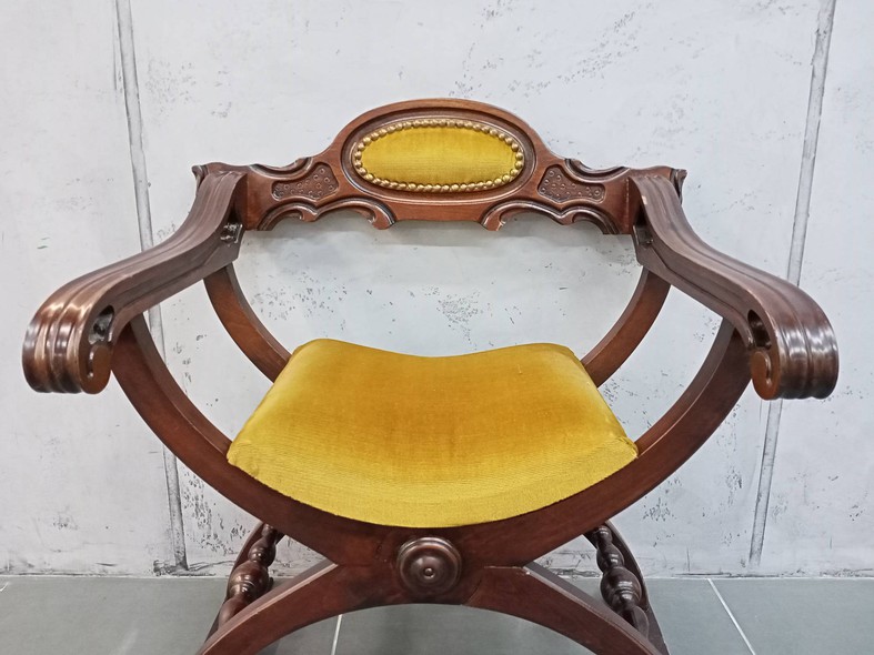 Антикварное курульное кресло