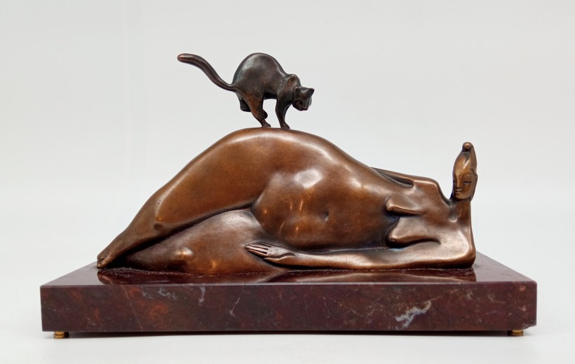 Sculpture "Woman and cat"