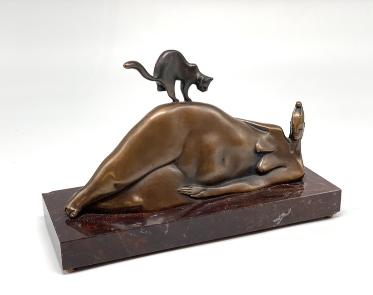 Sculpture "Woman and cat"