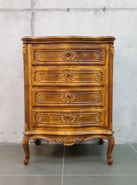 Antique chest of drawers