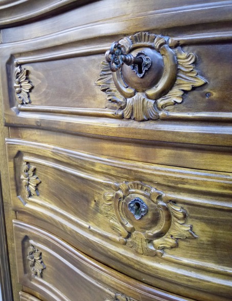 Antique chest of drawers